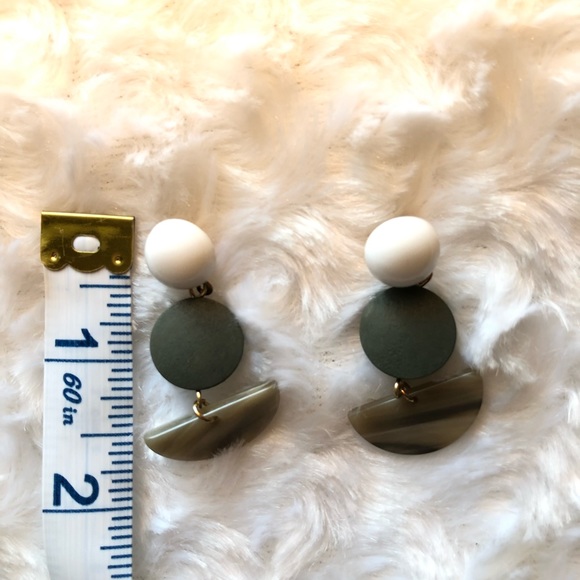 Dangling Earrings - Picture 3 of 4